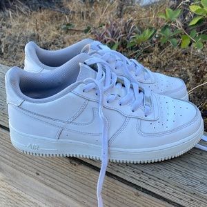 White Nike AF1’s